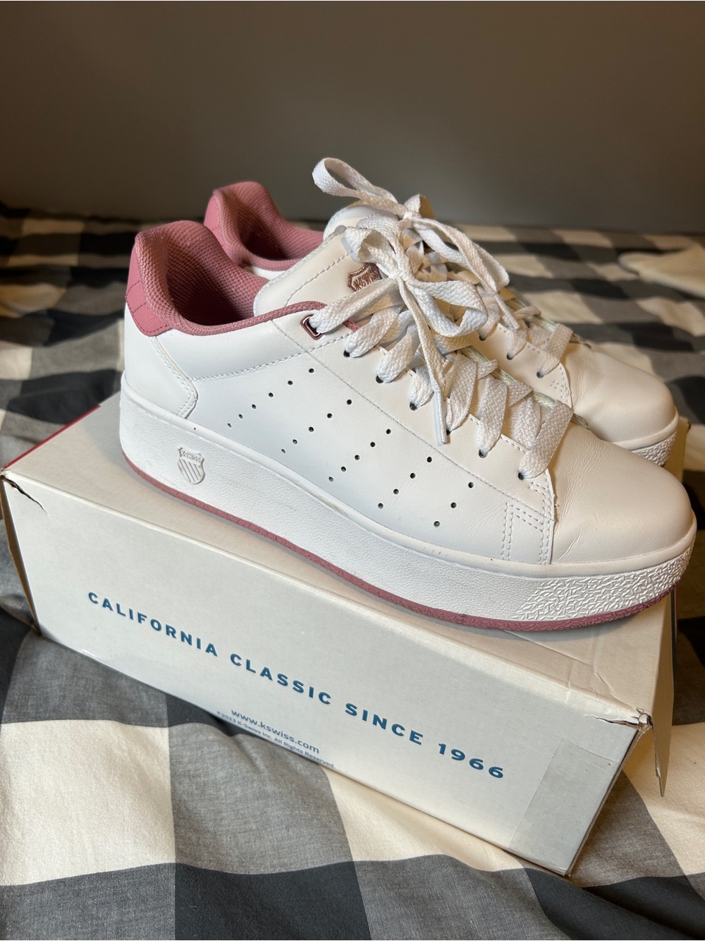 K-Swiss White Leather Platform Sneakers with Pink Accents sz10